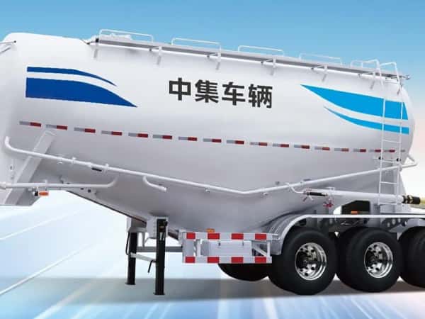 水泥罐車在狹窄路段倒車時(shí)的后視技巧